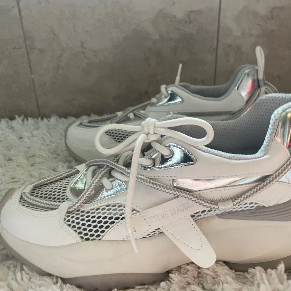 Steve Madden Possession White/Silver Sneakers Tennis Dad Shoe - Picture 2 of 7